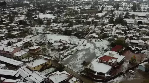 Ege'nin sıcak kenti İzmir’de görülmemiş manzara! Bahar güneşini bekleyen İzmirliler, kentin yüksek kesimlerinden gelen kar haberiyle güne uyandı. Mayıs ayında yağan kar, hem görsel bir şölen hem de iklim krizine dair ciddi bir uyarı niteliğinde.