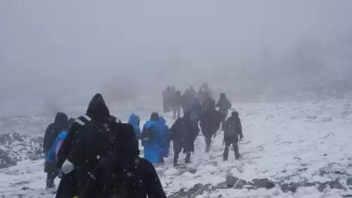 Bahar gelmesini beklerken kış geri döndü! Ankara'nın yüksek bölgeleri sabah saatlerinde yağan karla beyaza büründü. Mevsim normallerinin altındaki sıcaklıklar, şehirde kış hazırlıklarını rafa kaldıran başkentlileri şaşırttı.