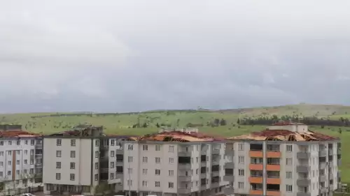 Gaziantep’te şiddetini artıran olumsuz hava koşulları hayatı durma noktasına getirdi. Valilik, fırtına ve sel riski nedeniyle 4 ilçede okulların bir gün süreyle tatil edildiğini duyurdu. İşte eğitime ara verilen o ilçeler...