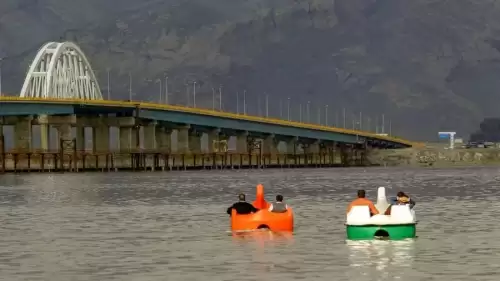 Bir zamanlar tuz çöllerine teslim olan Urmiye Gölü, son yağışlar ve yürütülen ıslah projeleriyle yeniden suyla buluştu. Bölge halkı ve çevreciler için umut olan bu canlanma, doğru su politikalarının hayati önemini bir kez daha kanıtladı.
