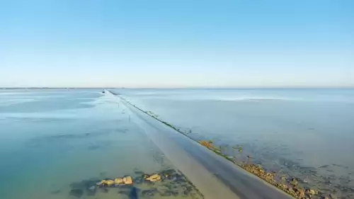 Denizin ortasındaki bu yol sürücülere korku dolu anlar yaşatıyor