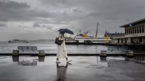 İstanbul’da sıcaklıklar düşüyor, yağış kapıda! AKOM, hafta sonu için İstanbul genelinde beklenen hava durumu tahminlerini paylaşarak İstanbulluları tedbirli olmaya çağırdı. Peki, yağış ne zaman başlayacak? İşte bölge bölge hafta sonu hava raporu...
