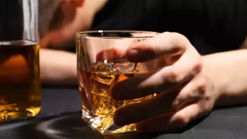 Tıp dünyasından çarpıcı uyarı: Her kadeh bir sigaraya bedel!