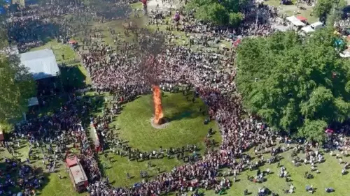 Baharın, bereketin ve kardeşliğin simgesi Kakava, Edirne’de görkemli bir törenle başladı. Sarayiçi’nde yanan dev ateşin etrafında kenetlenen binlerce kişi, Roman kültürünün renkli dünyasında baharı karşıladı.