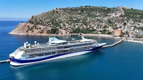 Alanya Limanı’na Lüks Kruvaziyer Demir Attı