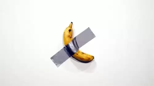 Tartışmalı sanat eserinin merkezindeki muz yerinden alındı
