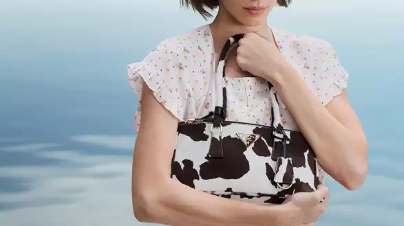 Lacoste'un 5. Cadde'deki Mağazasına Yansıyan Prada'nın Yeni Koleksiyonu Moda Dünyasını Salladı!