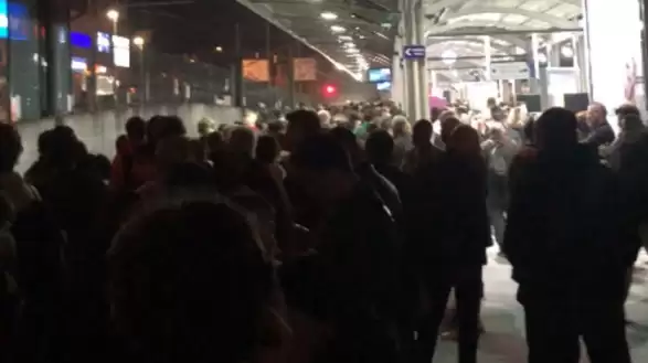 Ulaşımda "Arıza" Rötarı! Marmaray’da Teknik Aksaklık Nedeniyle Seferler Aksıyor: Ayrılıkçeşme ve Söğütlüçeşme Duraklarında Yolcu Yoğunluğu Oluştu