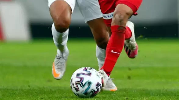 VAR incelemesi sırasında maskeli taraftar monitörün fişini çekti