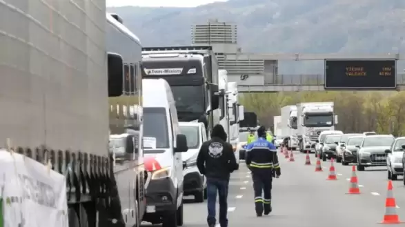 Fransa’da taşımacılık sektörü sokakta: Şoförler yakıt fiyatlarına karşı kontak kapattı