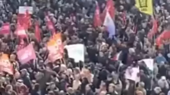 Fransa’da on binlerce kişi ırkçılığa karşı sokaklara çıktı