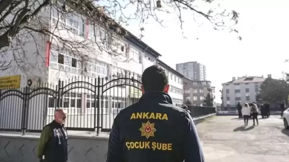 İçişleri Bakanlığı'ndan okullar için tarihi adım! 81 il valiliğine gönderilen yeni genelgeyle okul girişlerine X-Ray cihazları kuruluyor, koridorlara acil durum butonları yerleştiriliyor. Eğitimde güvenlik çıtası en üst seviyeye taşınıyor.