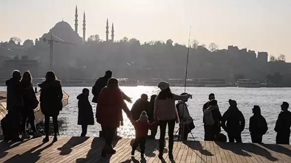 Meteoroloji Genel Müdürlüğü (MGM) tarafından paylaşılan son tahmin raporlarının ardından yağışlı havaların yurdu terk edeceği ve havaların ısınacağı tarih belli oldu. Peki, Havalar ne zaman ısınacak? Soğuk havalar ne zaman bitecek?