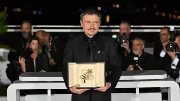 Cannes’da Tarihi Başarı: Rumen Yönetmen İkinci Kez Altın Palmiye’nin Sahibi Oldu