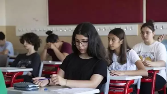YAPAY ZEKA PRATİKTE BAŞARIYI ARTIRDI, SINAV SONUÇLARINI DÜŞÜRDÜ