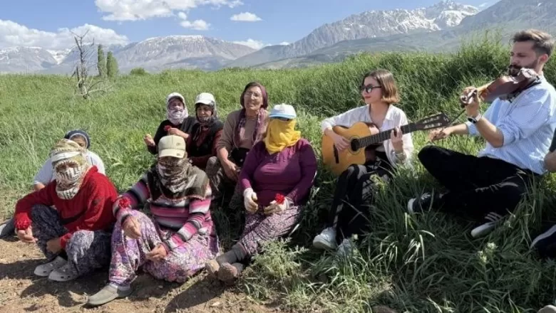 Üniversite öğrencilerinden anlamlı jest: Tarlada çalışan kadınlar için özel Anneler Günü konseri!