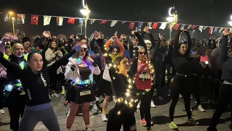 İzmir’de “En Uzun Gece” Koşusu Coşkuyla Gerçekleşti