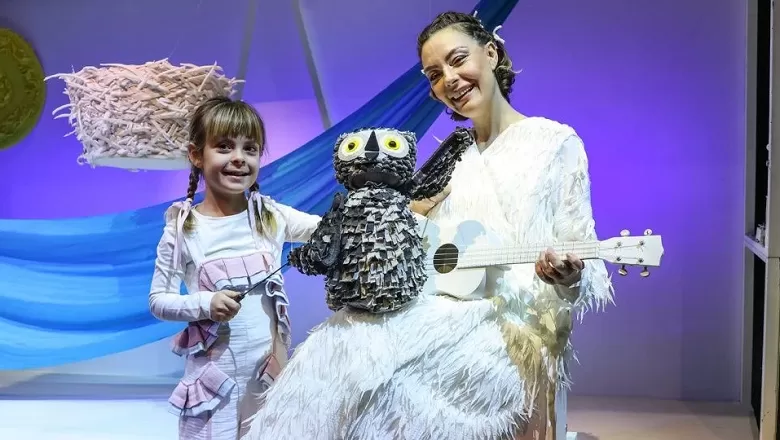"Vay! Dedi Baykuş" Sahnesinde Anne-Kız Dayanışması: Özge Özder ve Kızı Luna Aynı Sahnede