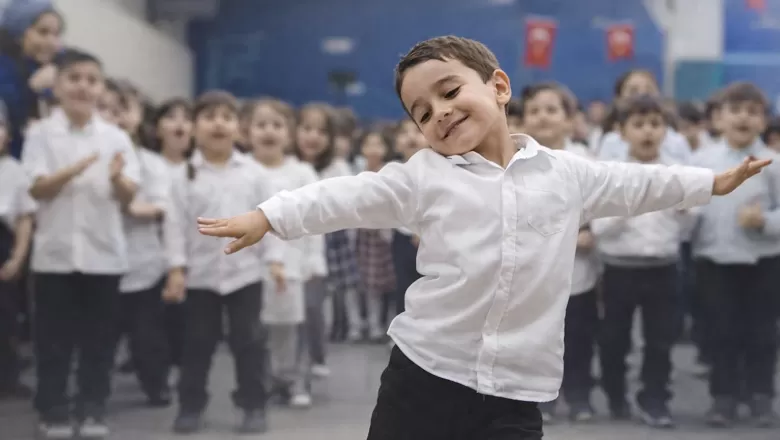 OKUL ETKİNLİĞİNDE İLAHİ RİTMİYLE DANS EDEN ÖĞRENCİ GÜNDEM YARATTI