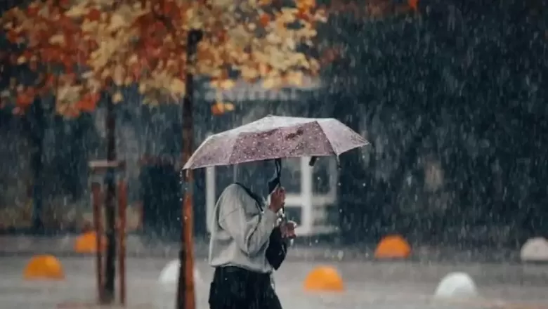 İstanbul Valiliği uyardı! Şehir, Salı akşam saatlerinden itibaren yeni bir yağışlı sistemin etkisi altına giriyor. Olumsuz hava koşullarına karşı dikkatli ve tedbirli olunması istendi.