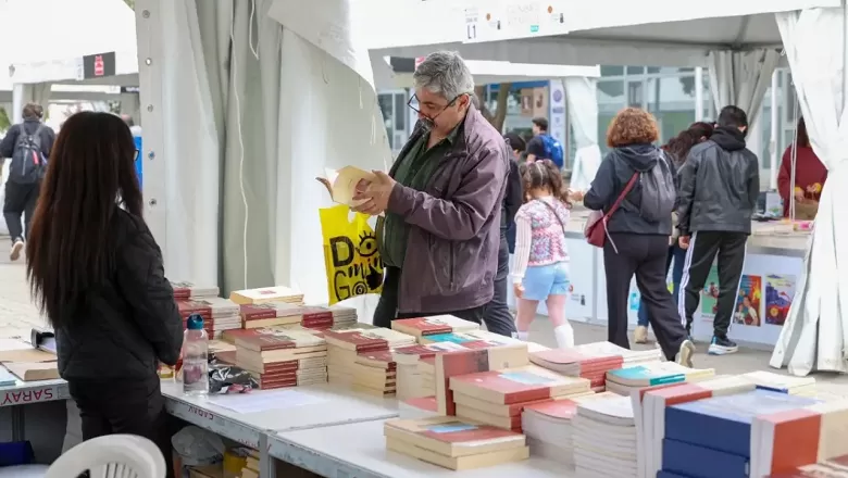 İzmir Kitap Fuarı, sadece yeni çıkan eserleri değil, şehrin köklü geçmişini ve kültürel mirasını da kitapseverlerle buluşturuyor. "Kent Hafızası" raflarda canlanıyor.