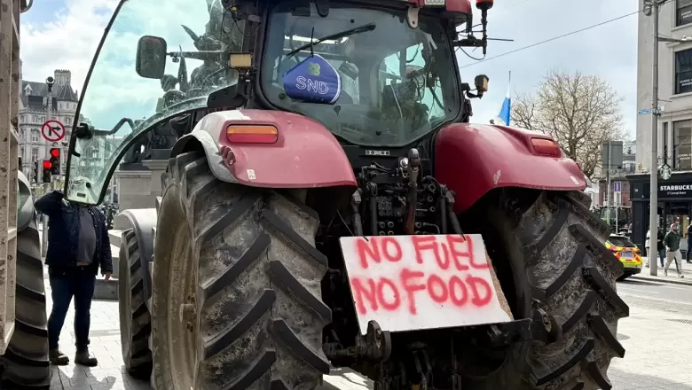 Barikatlara polis operasyonu: İrlanda’da çiftçiler yakıt fiyatlarının dondurulmasını istiyor