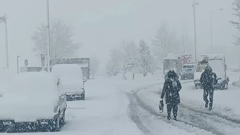 Bahar Gelemedi, Kar Durmadı! Bitlis’te Şiddetli Kar Yağışı ve Tipi Ulaşımı Vurdu: 82 Yerleşim Yeriyle İrtibat Kesildi, Karayolları Teyakkuzda