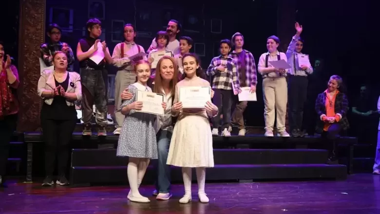 Sahnenin Yeni Yıldızları Parlıyor! İBB Şehir Tiyatroları Çocuk Eğitim Birimi’nde Büyük Gurur: Genç Sanatçılar Hem Yazdı Hem Oynadı, Mezuniyet Coşkusu Sahnede Yaşandı!