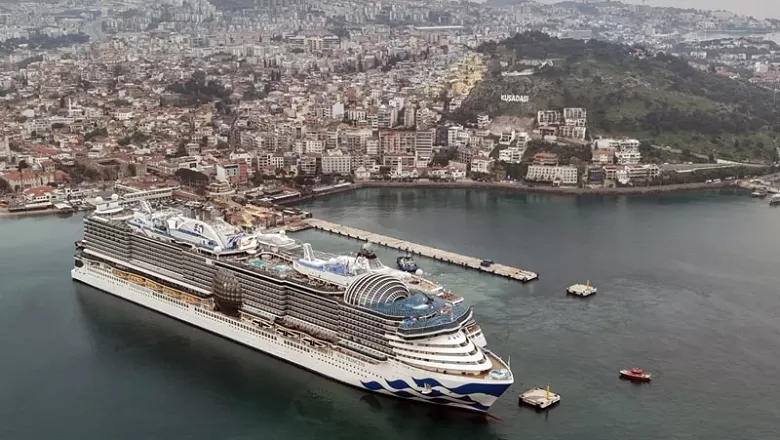 Kuşadası Limanı’nda Dev Hareketlilik: 2 Gemiyle 5 Bin 297 Turist Geldi!