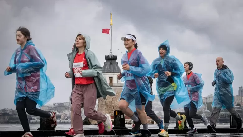 İstanbul’un sembol koşularından "İstanbul'u Koşuyorum" Asya etabı, Üsküdar sahilinde sağanak yağmur altında yapıldı. 4 bin sporcu, olumsuz hava koşullarına rağmen kentin sokaklarını adımlayarak sporun birleştirici gücünü sergiledi.