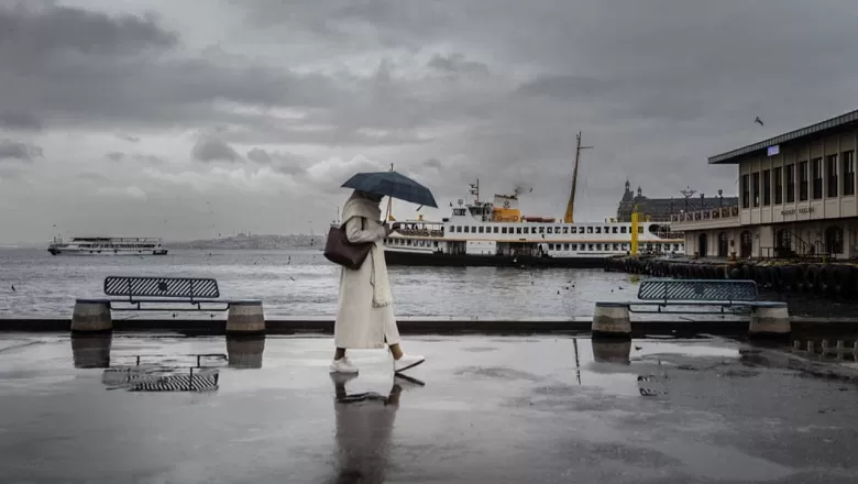 İstanbul’da sıcaklıklar düşüyor, yağış kapıda! AKOM, hafta sonu için İstanbul genelinde beklenen hava durumu tahminlerini paylaşarak İstanbulluları tedbirli olmaya çağırdı. Peki, yağış ne zaman başlayacak? İşte bölge bölge hafta sonu hava raporu...