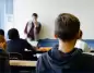 Okullar hem müfredat hem de denetim açısından yeni bir çehreye bürünüyor. MEB’in yeni düzenlemesiyle ders içerikleri sadeleşirken, okul kapılarına getirilen yüksek güvenlikli sistemler "eğitim alanı mı, cezaevi mi?" tartışmasını başlattı.