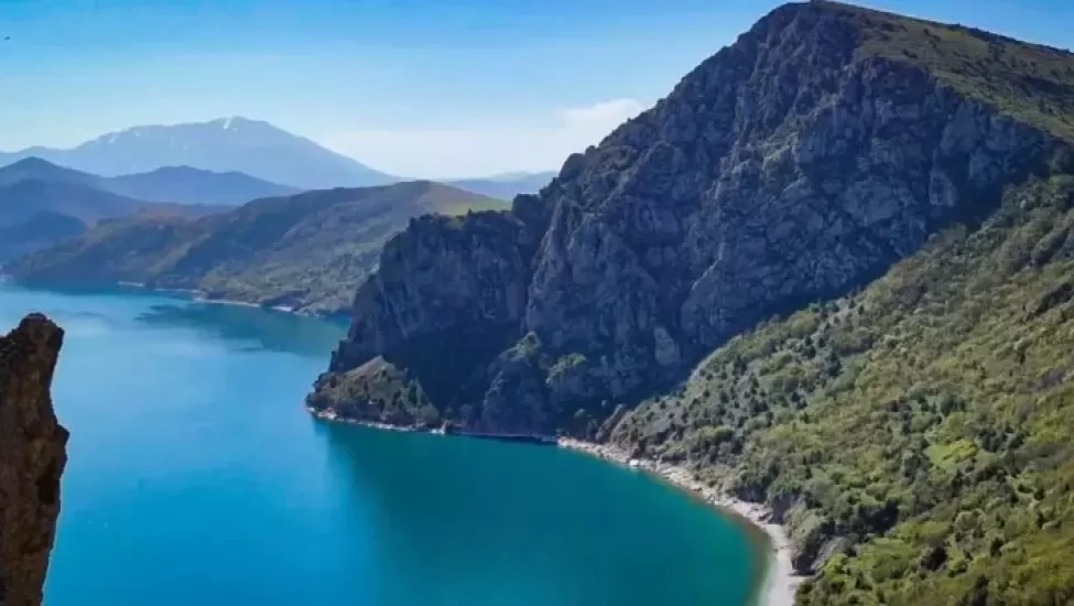 Baharın gelmesiyle birlikte Doğu’da kar eridi Dağların yeşilliği Van Gölü’nün masmavi sularıyla buluştu