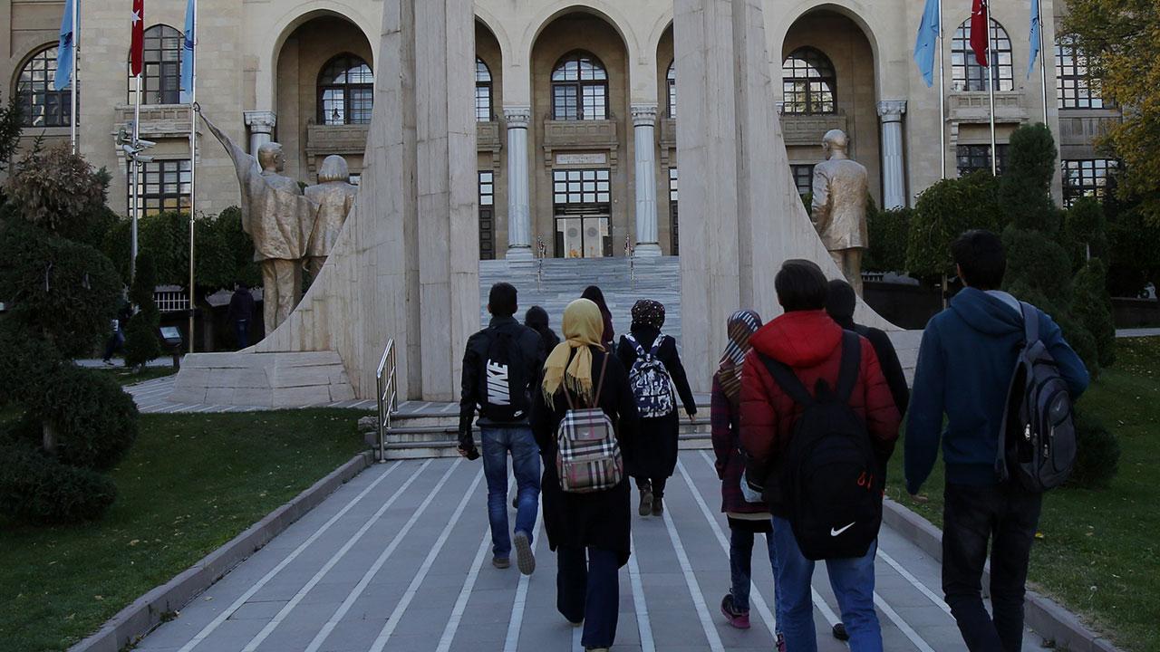 İş Dünyası, Öğrencilere Burs ve Staj Fırsatları Sunuyor