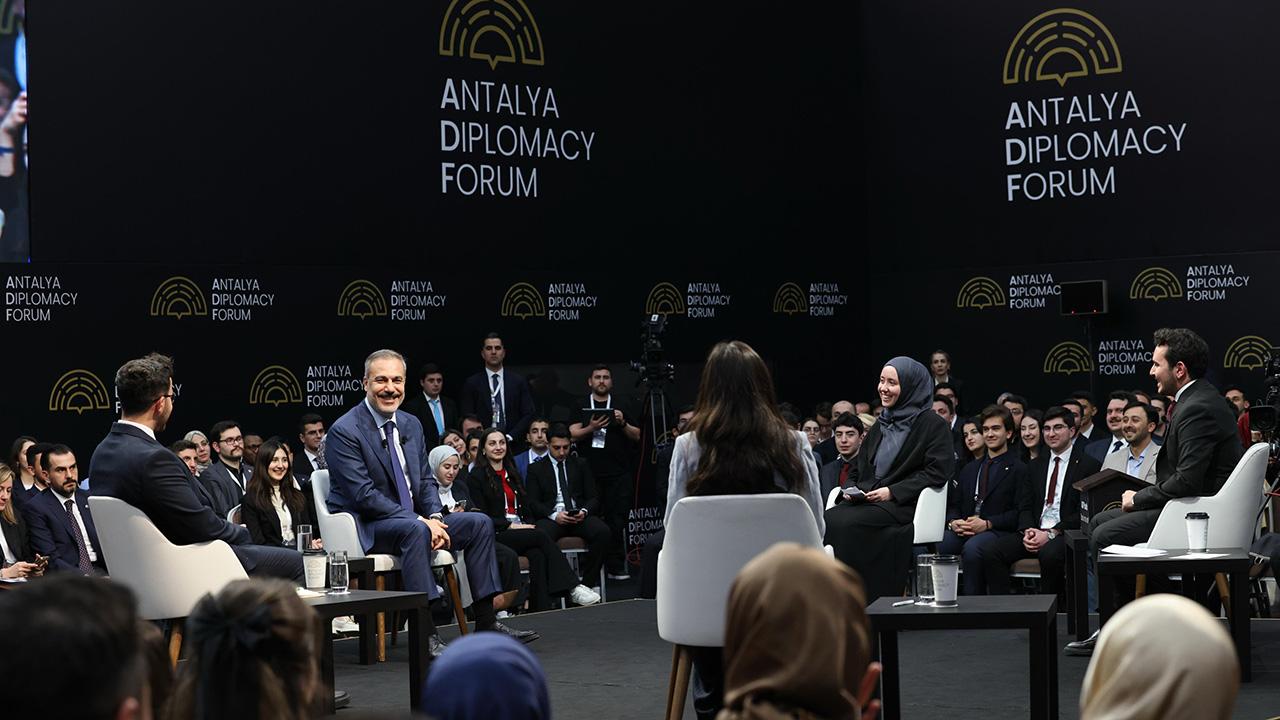 Bakan Fidan, gençlerle bir araya geldi!