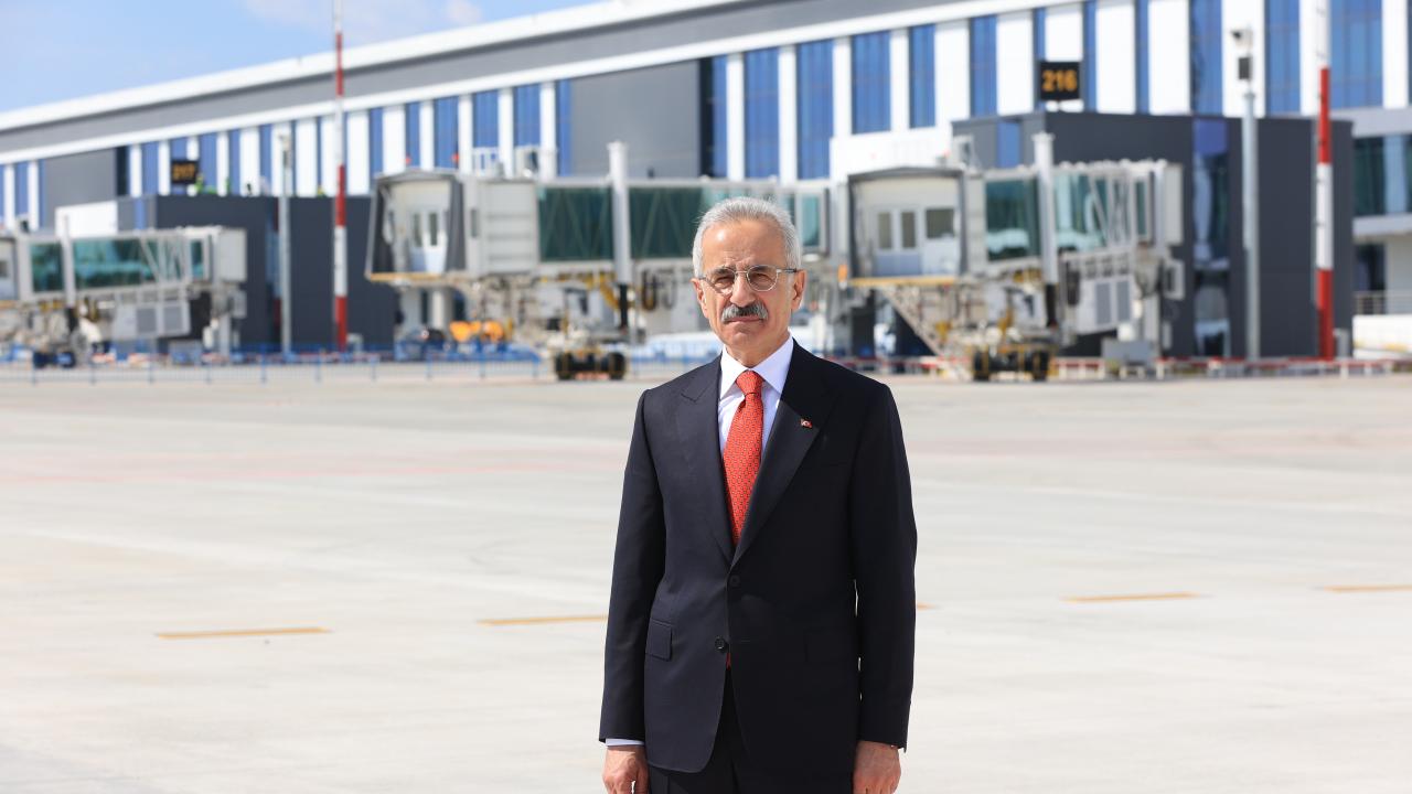 Ulaştırma Bakanı Uraloğlu'ndan Müjdeli Haber: Antalya Havalimanı, Yolcu Kapasitesinde Zirveye Yürüyor!