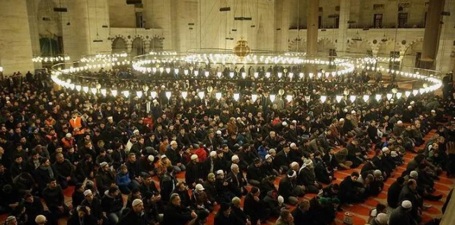 İzmir’de Ramazan Bayramı Namazı: 2025 Saat ve Detaylar