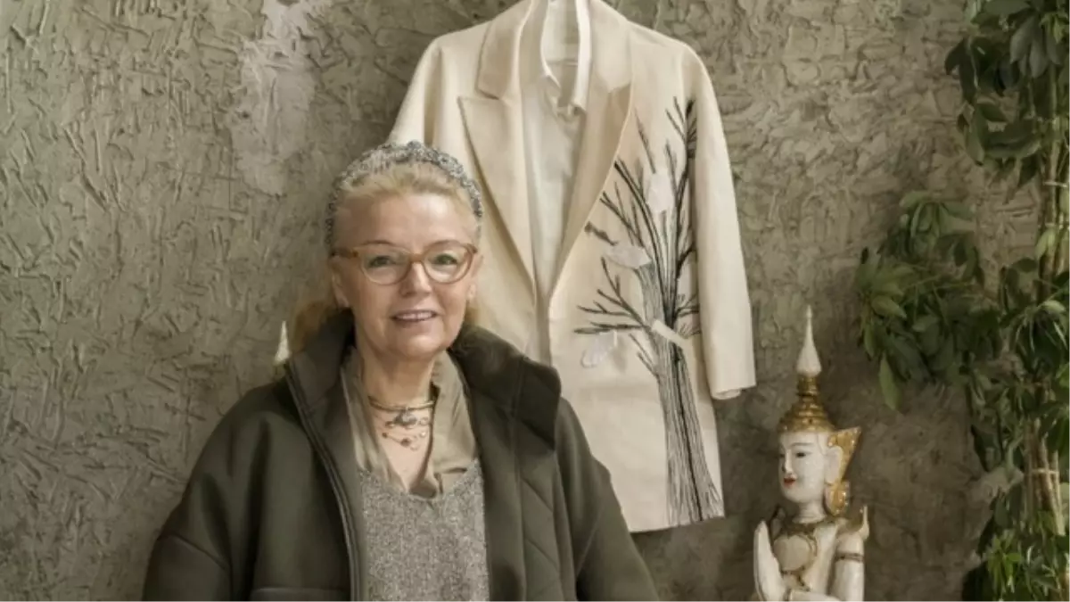 Moda dünyasının öncü isimlerinden Özlem Süer, doğadan ilham alarak tasarladığı eşsiz ve benzersiz Anıt Ağaç Koleksiyonu'nu tanıttı.