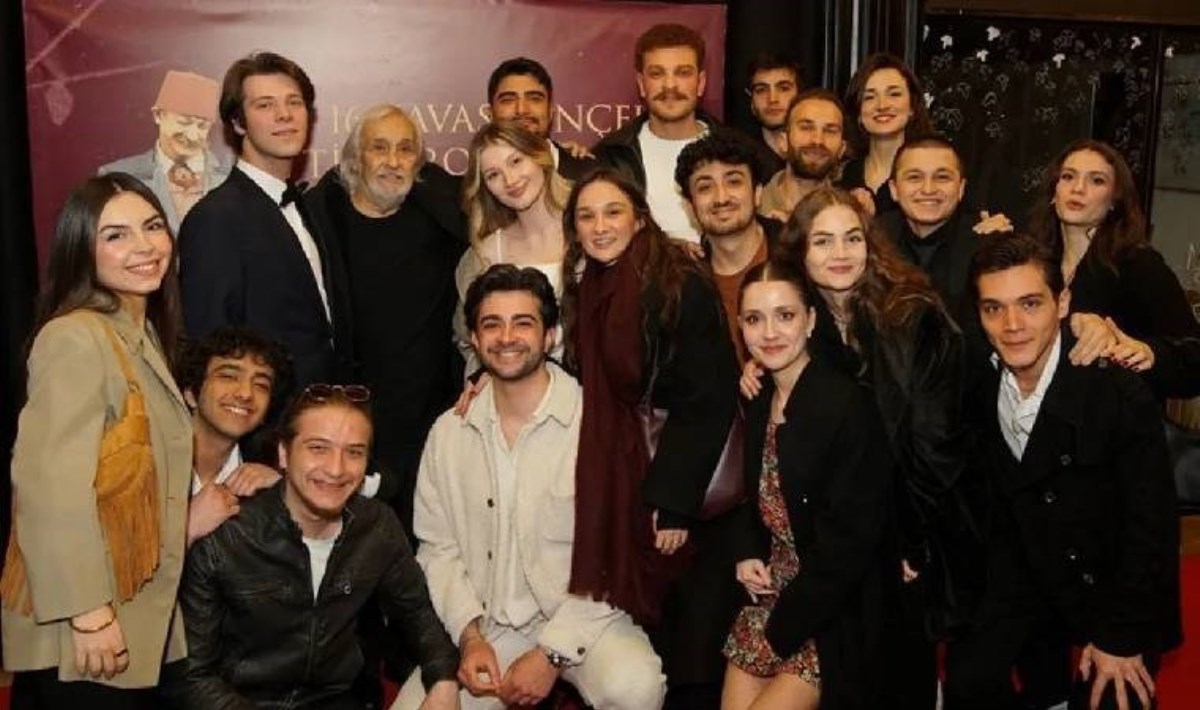 Ünlü sanatçı Savaş Dinçel, aldığı ödüllerle adeta zirvede!