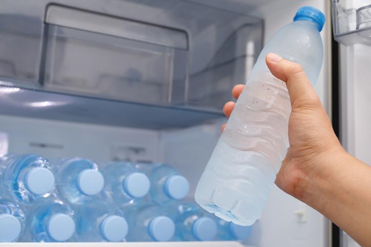 Su tüketiminin yetersiz olmasının vücuda olan etkileri üzerine yapılan araştırmalar endişe verici sonuçlar ortaya koydu! Uzmanlar, günlük kaç bardak su içilmesi gerektiği konusunda uyarılarda bulunuyor.