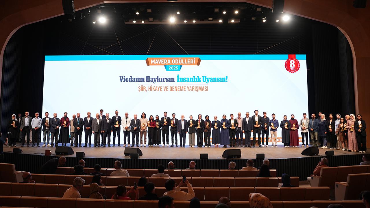 8. Mavera Ödülleri'nde Kazananlar Ödüllerini Görkemli Bir Törenle Aldı!