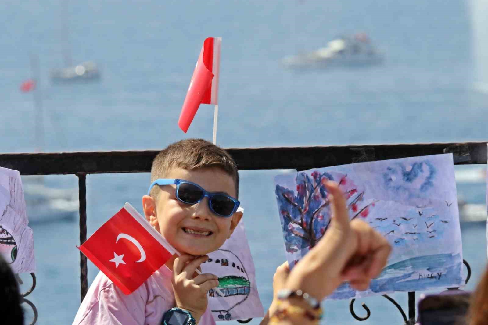 Antalya'da, 23 Nisan coşkusu denizde unutulmaz bir görsel şölene dönüştü!