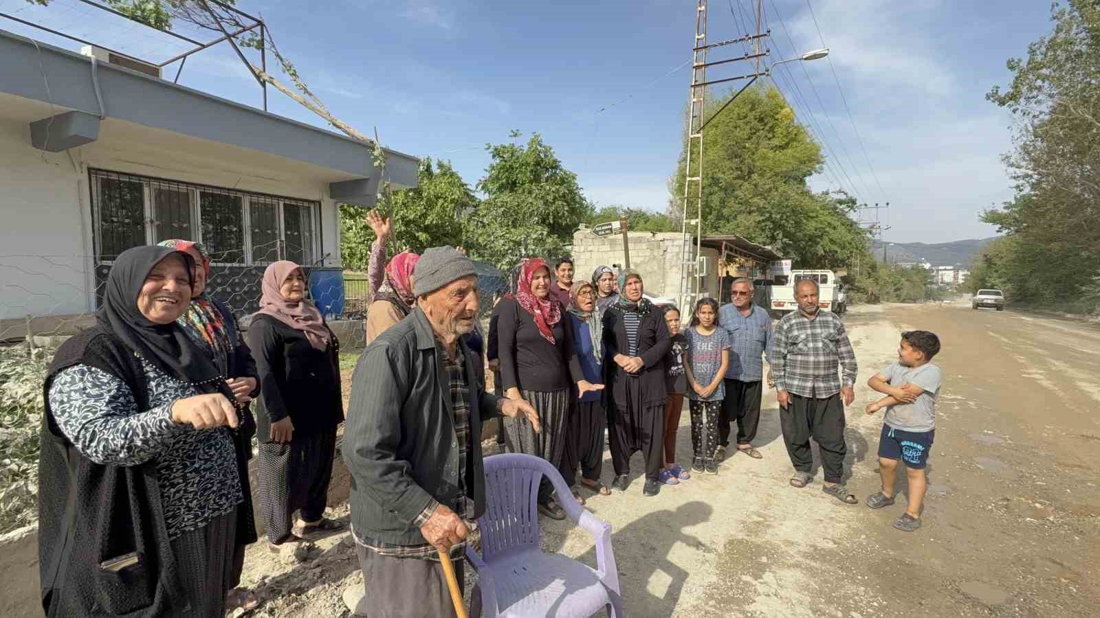 Uzun süredir tamamlanamayan yol projesi nedeniyle sinirlenen vatandaşlar, "Zeydan Başkan sesimizi duy!" diyor.