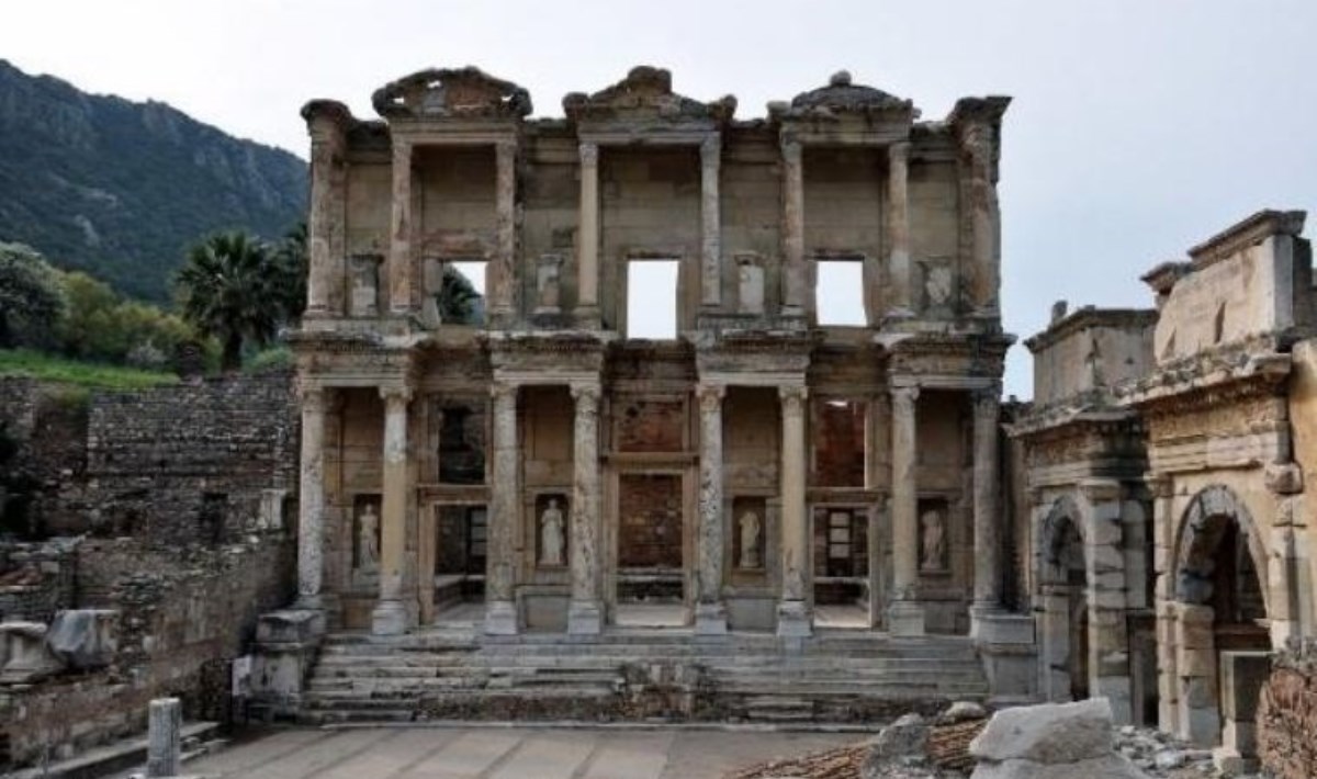 Efes Müzesi, 3500 yıllık tarihi geçmişe aydınlık getiriyor.