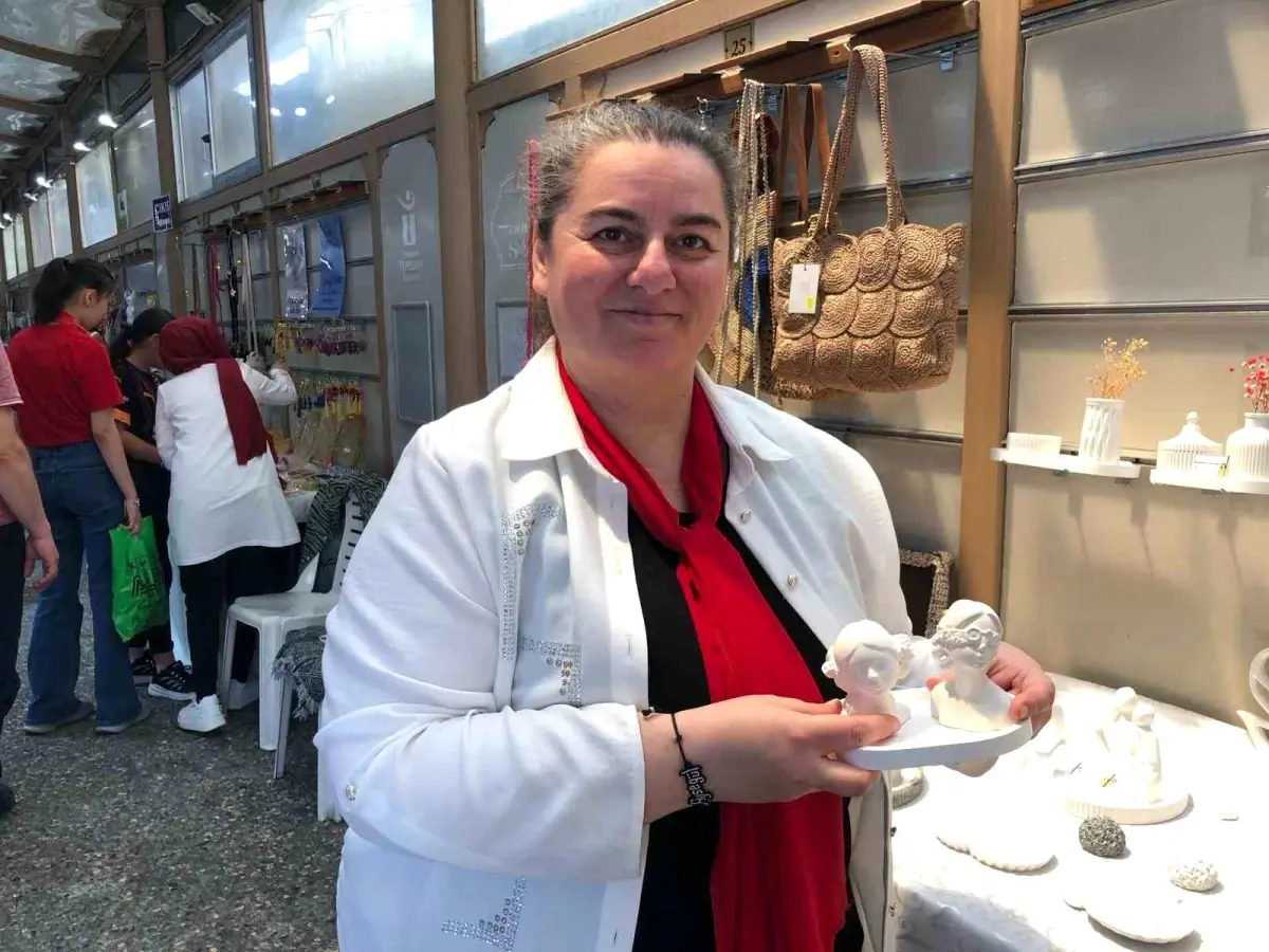 Eskişehir'de Anneler Günü Kutlamaları Kapsamında Gerçekleştirilen Etkinlikte 40 Anne Elinden Çıkan Ürünler Sergilendi
