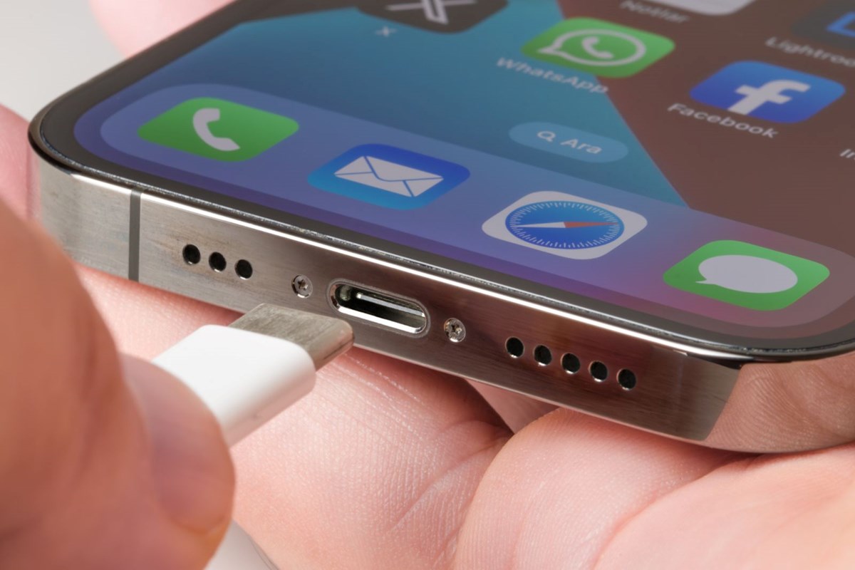 iPhone kullanıcıları dikkat! Güvenlik uzmanları, son günlerde artan tehlikeli yazılımların iPhone'lara da bulaştığını belirtiyor. Uzmanlar, güvenlik yazılımlarını düzenli olarak güncelleyerek ve bilinmeyen kaynaklardan uygulama indirmemeye dikkat ederek cihazlarını korumaları konusunda uyarıda bulunuyor.