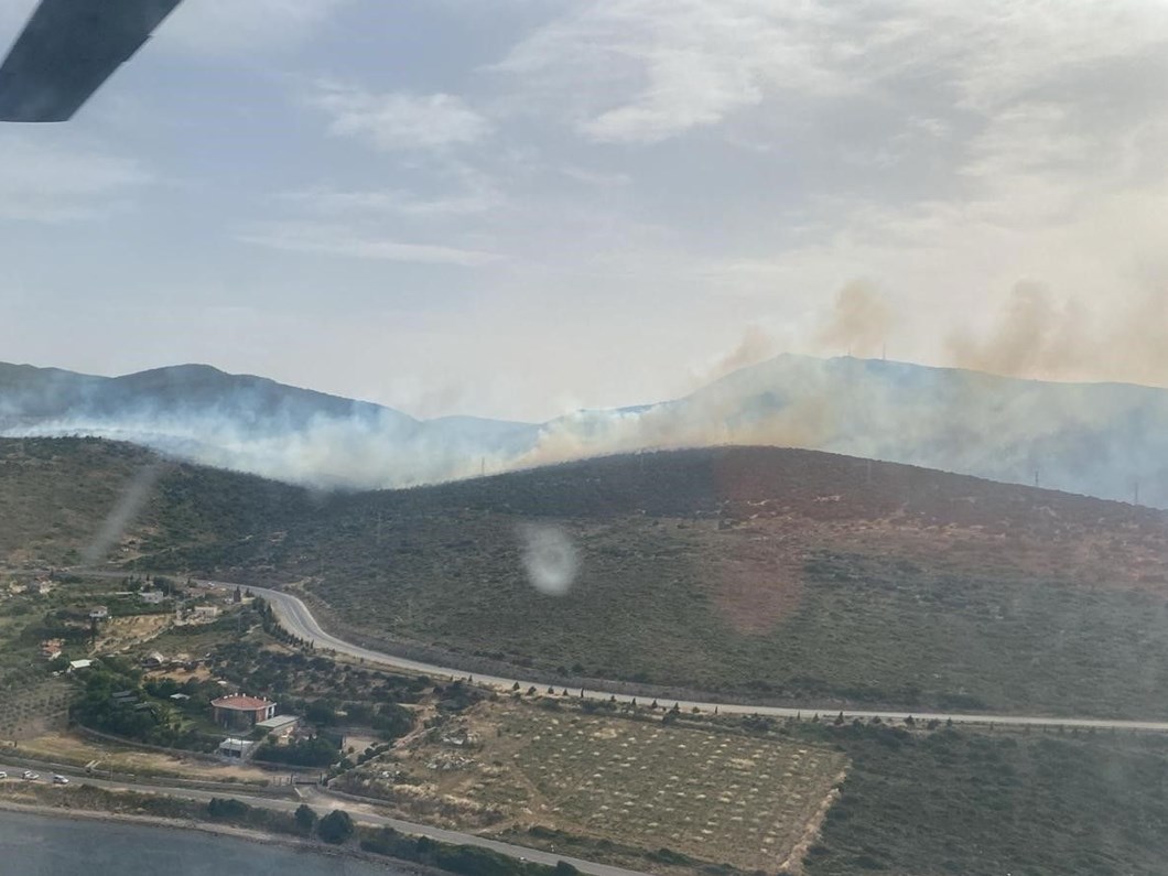 İzmir'de Farklı İki Bölgede Aynı Anda Çıkan Orman Yangınlarına Havadan ve Karadan Eş Zamanlı Müdahale Gerçekleştiriliyor