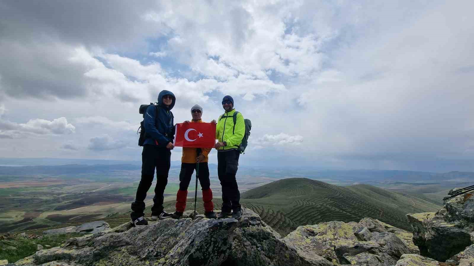 Kırşehirli 4 dağcı, Demirli Kale Tepe'yi zirveye taşıdı!