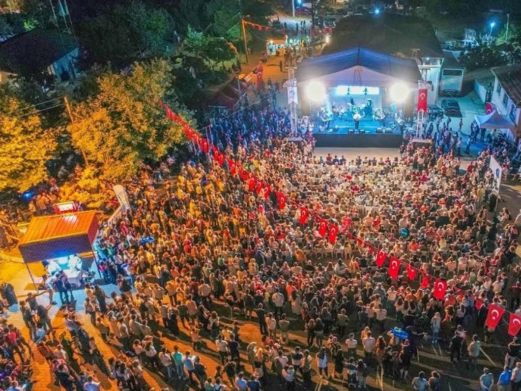 Leylekler için geleneksel bir şenlik olan Leylek Şenliği, bu yıl 27-29 Temmuz tarihleri arasında Edirne'de gerçekleşecek. Gökyüzünde leyleklerin dansını izlemek için herkesi bekliyoruz!