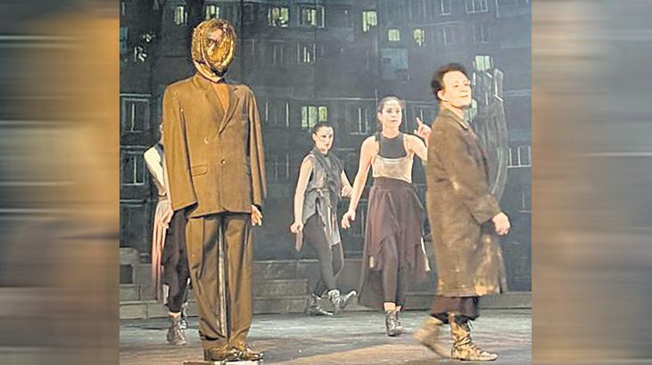 "Medea Material: Türk Tiyatrosu St. Petersburg'da Parladı!"